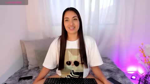 Snapshot of aisha_es chatting on 10.04.25 Aisha online show from 10.04.25