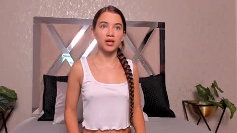 Snapshot of aitana_baker_ chatting on 01.10.25 little aitana online show from 01.10.25