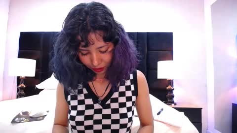 A K A N E  U W U online show from 02.16.25