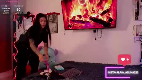 Snapshot of alaia_asuka chatting on 10.04.25 Alaia online show from 10.04.25