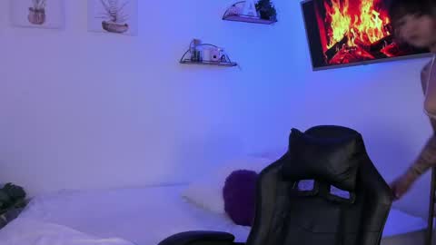 Snapshot of alaiarogerss chatting on 04.30.26 online show from 04.30.26