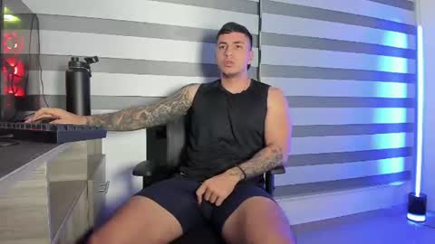 Snapshot of alan_muscle chatting on 06.11.26 Alan online show from 06.11.26