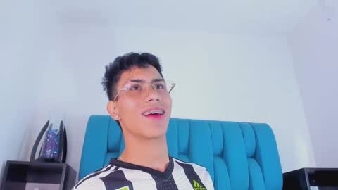 Snapshot of alannaughty_ chatting on 01.10.25 alannaughty_ online show from 01.10.25