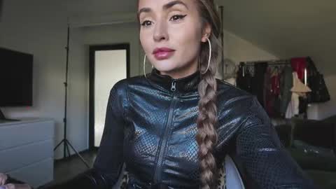 Alecssalove online show from 10.21.25