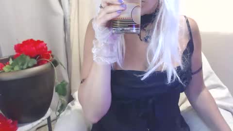 Snapshot of alenablack chatting on 10.02.25 Luly online show from 10.02.25