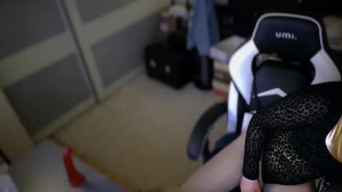 Leyla Leg online show from 04.22.26