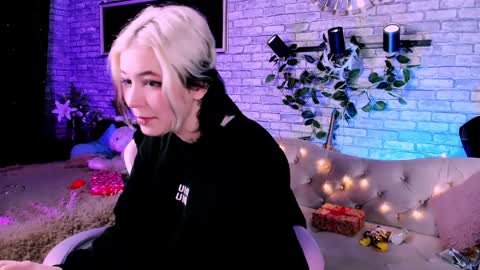 Snapshot of alex_howell chatting on 01.05.25 alex_howell online show from 01.05.25