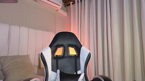 Snapshot of alex_pierce_ chatting on 02.12.26 Alex online show from 02.12.26