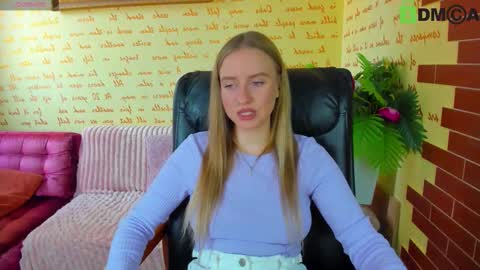 Snapshot of alexa_glory chatting on 11.14.25 Alexa online show from 11.14.25