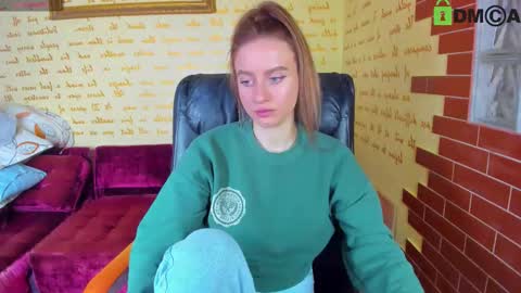 Snapshot of alexa_glory chatting on 12.04.25 Alexa online show from 12.04.25