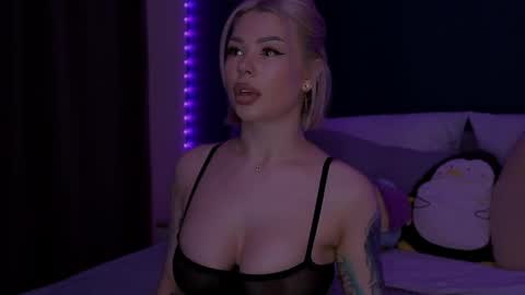 Snapshot of alexamason chatting on 04.03.26 Alexa Mason online show from 04.03.26