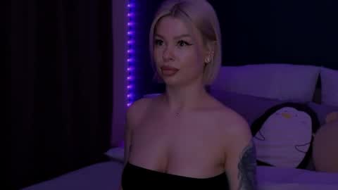 Snapshot of alexamason chatting on 04.10.26 Alexa Mason online show from 04.10.26