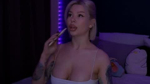 Snapshot of alexamason chatting on 04.22.26 Alexa Mason online show from 04.22.26