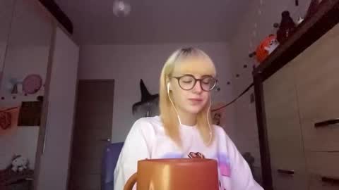 Snapshot of alexandragaber chatting on 11.12.25 Lia online show from 11.12.25