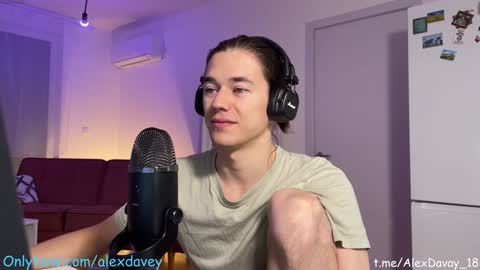 Snapshot of alexdavey chatting on 02.02.25           online show from 02.02.25