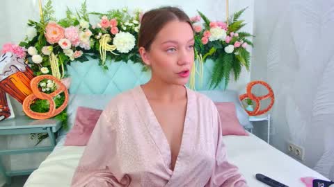 Snapshot of alice_charmy chatting on 09.27.25 Alice in Wonderland online show from 09.27.25