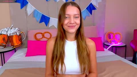 Snapshot of alice_charmy chatting on 10.05.25 Alice in Wonderland online show from 10.05.25