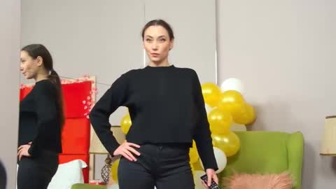 Snapshot of alice_munro chatting on 02.12.25 AliceMunro online show from 02.12.25