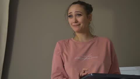 Snapshot of alice_munro chatting on 10.09.25 AliceMunro online show from 10.09.25