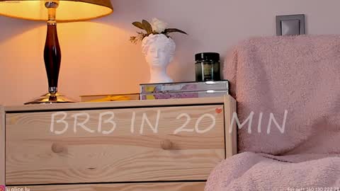 Snapshot of alicelu_ chatting on 02.04.25 Elle online show from 02.04.25