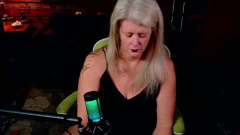 Snapshot of alicescuriosity chatting on 12.17.25 Alices Curiosity online show from 12.17.25