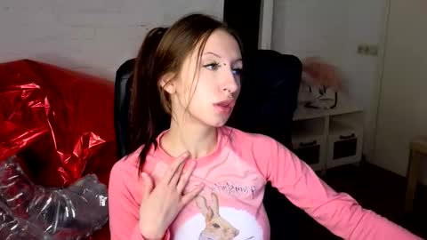 Snapshot of alicewallflower chatting on 02.14.26 alicewallflower online show from 02.14.26