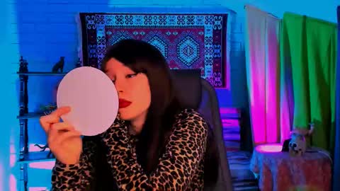 alicewelch_ online show from 10.18.25