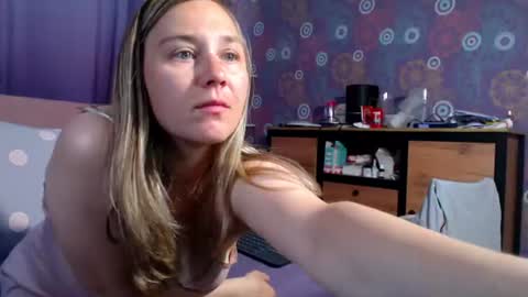 Snapshot of alicewetsquirt chatting on 06.12.26 alicewetsquirt online show from 06.12.26