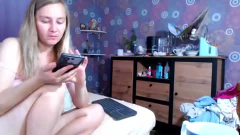 Snapshot of alicewetsquirt chatting on 07.03.26 alicewetsquirt online show from 07.03.26