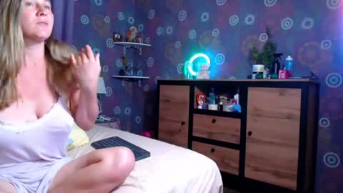 Snapshot of alicewetsquirt chatting on 07.25.26 alicewetsquirt online show from 07.25.26