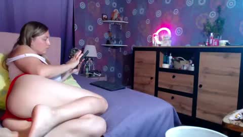 Snapshot of alicewetsquirt chatting on 08.04.26 alicewetsquirt online show from 08.04.26