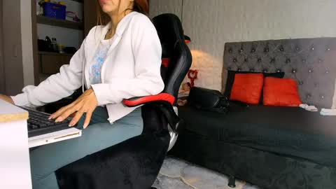 Snapshot of alicia_wonder_dl chatting on 04.18.26 Ali online show from 04.18.26