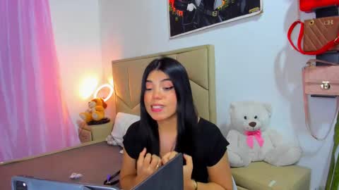 Snapshot of aliciabiden chatting on 10.12.25 aliciabiden online show from 10.12.25