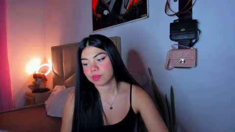 Snapshot of aliciabiden chatting on 11.08.25 aliciabiden online show from 11.08.25