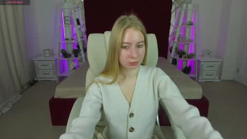 Snapshot of alina__blonde chatting on 04.23.26 Alina online show from 04.23.26