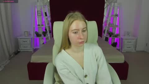 Snapshot of alina__blonde chatting on 04.23.26 Alina online show from 04.23.26