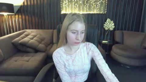 Snapshot of alina__blonde chatting on 04.30.26 Alina online show from 04.30.26