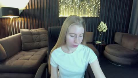 Snapshot of alina__blonde chatting on 05.10.26 Alina online show from 05.10.26