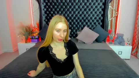 Snapshot of alina__blonde chatting on 05.13.26 Alina online show from 05.13.26