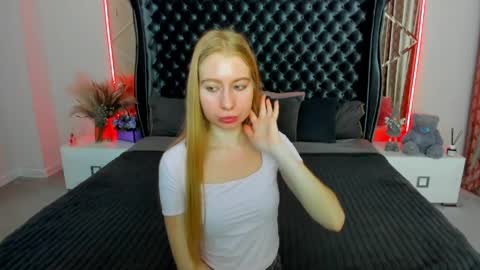 Snapshot of alina__blonde chatting on 05.16.26 Alina online show from 05.16.26