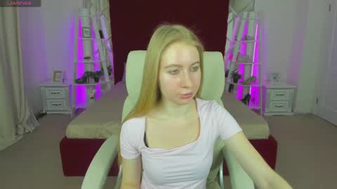 Snapshot of alina__blonde chatting on 05.17.26 Alina online show from 05.17.26