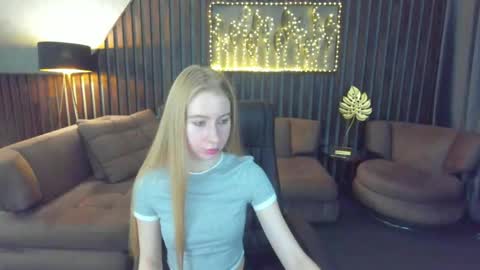 Snapshot of alina__blonde chatting on 05.23.26 Alina online show from 05.23.26