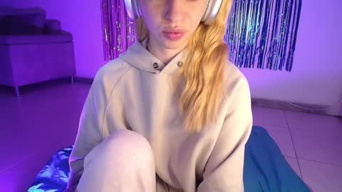 Snapshot of alina_lee_t chatting on 10.16.25 Alina  online show from 10.16.25