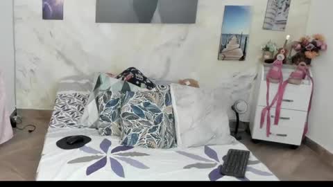 Snapshot of alinabozz1 chatting on 04.25.26 alinabozz1 online show from 04.25.26