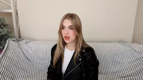 Snapshot of alinalemon chatting on 03.11.26 Alina online show from 03.11.26