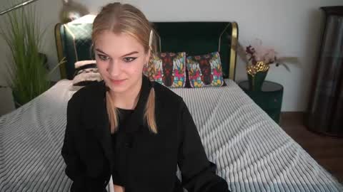 Snapshot of alinalemon chatting on 05.27.26 Alina online show from 05.27.26