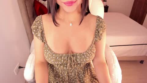 Snapshot of alinaowens chatting on 01.28.25 alinaowens online show from 01.28.25