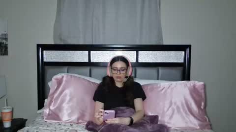 Snapshot of alisonfieldsxo chatting on 06.25.26 Alison Fields online show from 06.25.26