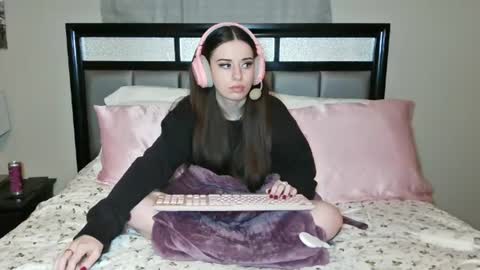 Snapshot of alisonfieldsxo chatting on 06.30.26 Alison Fields online show from 06.30.26
