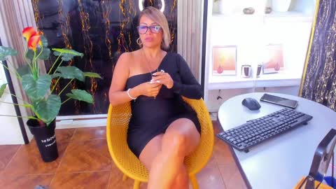 Snapshot of alixlong chatting on 01.25.25 Alix online show from 01.25.25